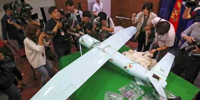 DATEI – Eine mutmaßliche nordkoreanische Drohne wird am 21. Juni 2017 im Verteidigungsministerium in Seoul, Südkorea, gesichtet. Südkorea sagte am Montag, den 26. Dezember 2022, es habe Warnschüsse abgefeuert, nachdem nordkoreanische Drohnen den Luftraum des Südens verletzt hatten.