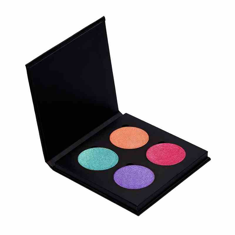 Die Johnny Concert X Exa Chromadelika Amplified Shadow Palette: Eine kompakte schwarze Make-up-Palette, die vier verschiedene Neon-Schimmer-Lidschatten-Nuancen enthält, alle auf einem weißen Hintergrund