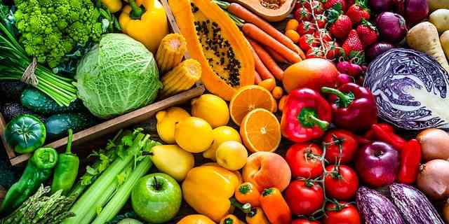Eine Reihe von Obst und Gemüse wird gezeigt.  Die American Heart Association schlägt vor, dass Obst und Gemüse die Hälfte des Tellers für jede Mahlzeit füllen sollten. 