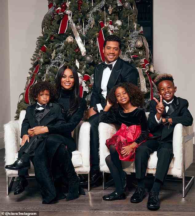Festlich: Ciara teilte auch ein wunderschönes Weihnachtsfoto der Familie mit ihrem Mann und ihren drei Kindern