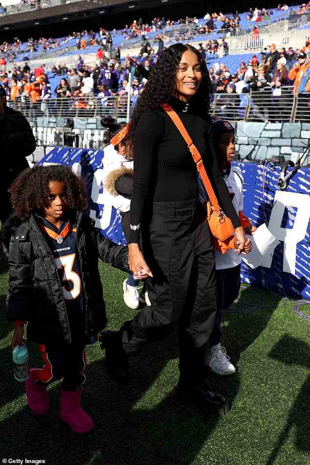 Große Unterstützerin: Ciara erklärte, dass sie „besser“ zu ihren „wertvollen Babys“ und ihrem „Ehemann“ sei, wenn sie sich auch auf sich selbst konzentriere;  Der Star führte ihre Kinder bei einem NFL-Spiel, um ihren Ehemann im Dezember in Baltimore anzufeuern
