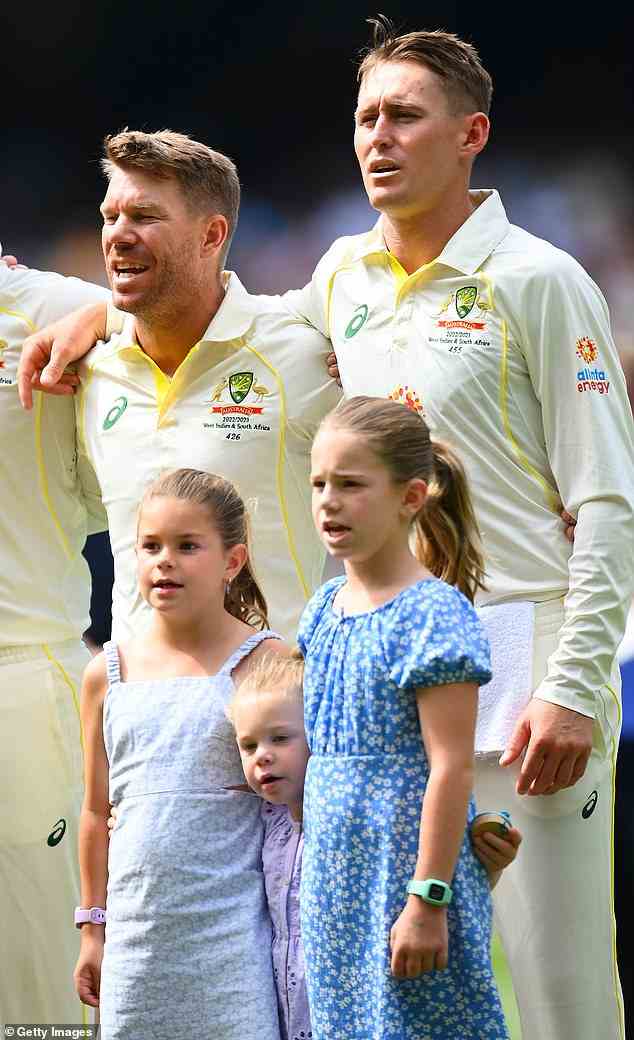 David Warner (links) hatte seine drei Töchter dabei, um am Boxing Day für seinen 100. Test für Australien die Nationalhymne zu singen