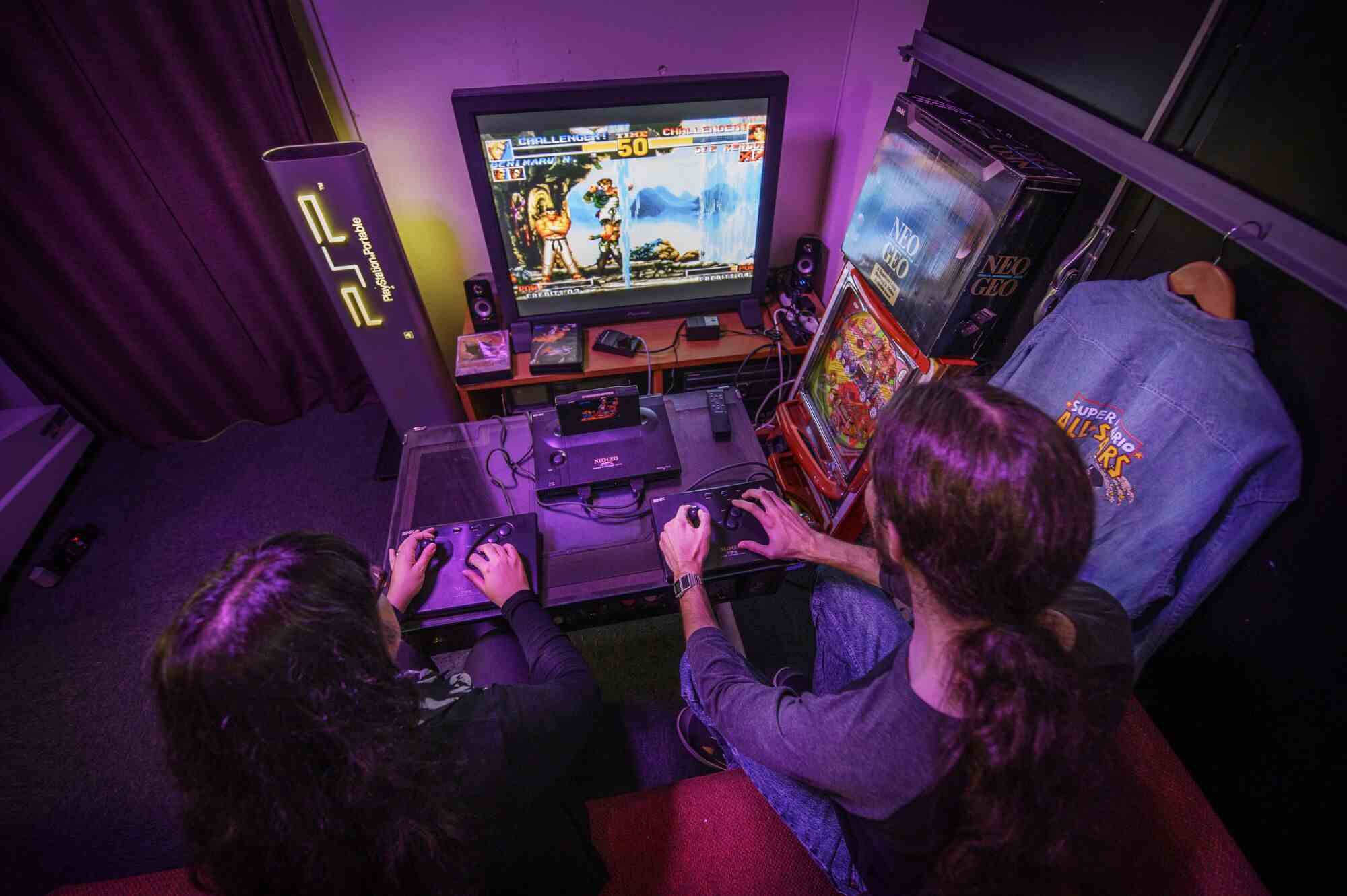 Ein Blick von oben auf zwei Personen, die in einem Raum ein Videospiel spielen