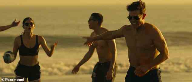 In der Handlung des Films begibt sich die Gruppe auf Vorschlag ihres Trainers Pete „Maverick“ Mitchell, gespielt von Tom Cruise, auf das Bonding-Erlebnis am Meer – eine Rückbesinnung auf die Volleyball-Sequenz des Originalfilms von 1986