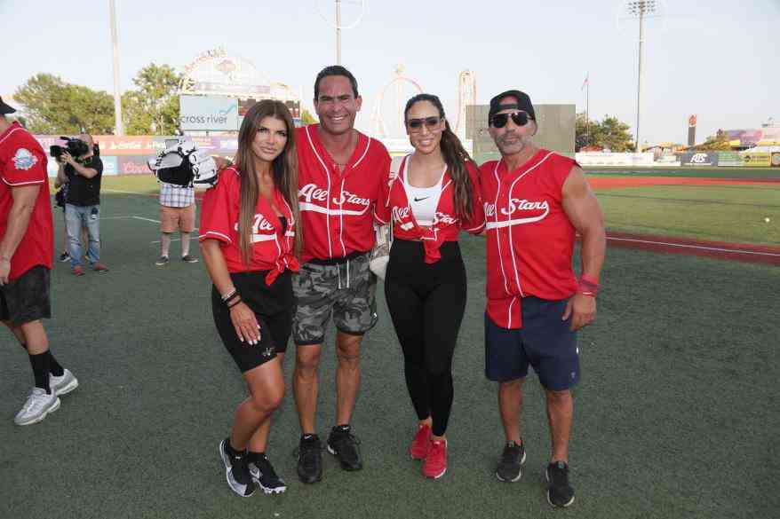 Teresa Giudice, Luis Ruelas, Melissa Gorga und Joe Gorga posieren gemeinsam für ein Foto bei einem Baseballspiel