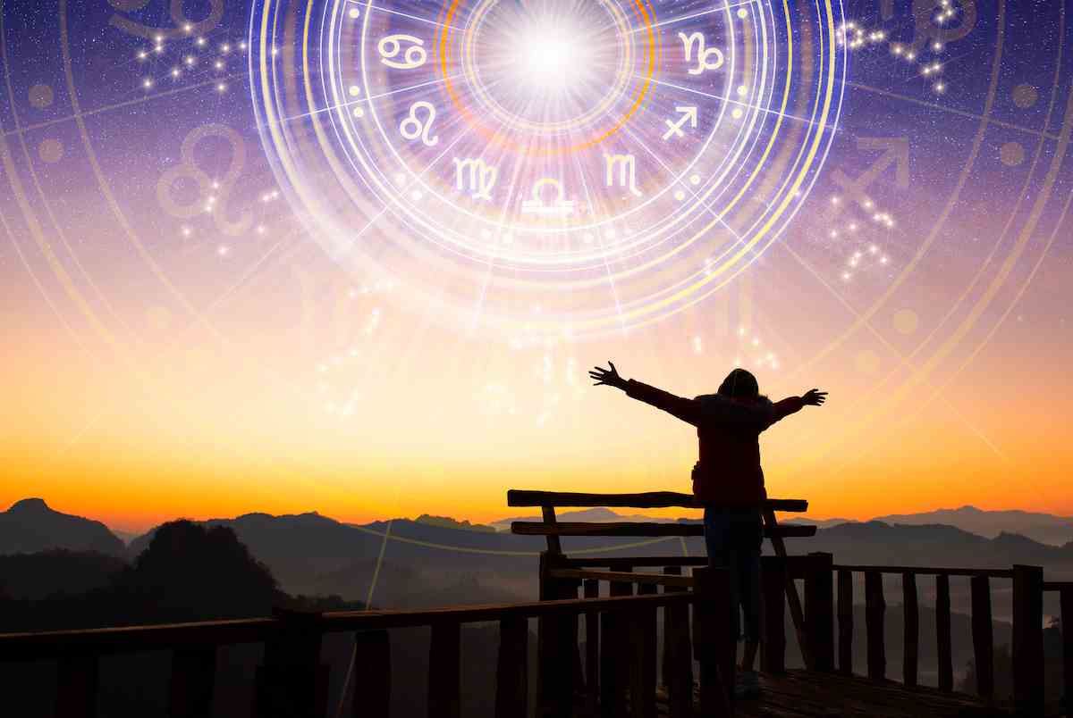 Frau hebt die Hände und schaut in den Himmel.  Astrologische Radprojektion, wählen Sie ein Sternzeichen.  Vertrauen Sie Horoskop-Zukunftsprognosen und beraten Sie Sterne.  Kraft des Universums, esoterisches Konzept der Astrologie.