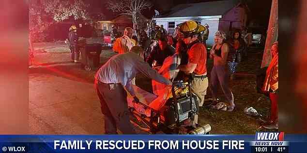 Alle im Haus konnten fliehen, obwohl einige inmitten des Feuers ins Krankenhaus gebracht wurden