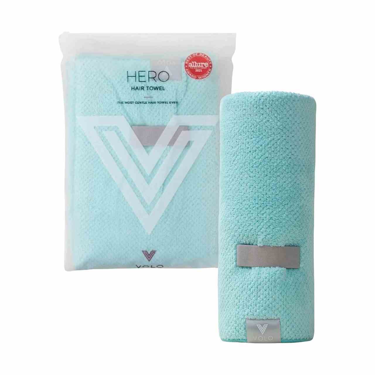 Volo Microfiber Hair Towel mint aufgerolltes Handtuch und Plastikbeutel auf weißem Hintergrund