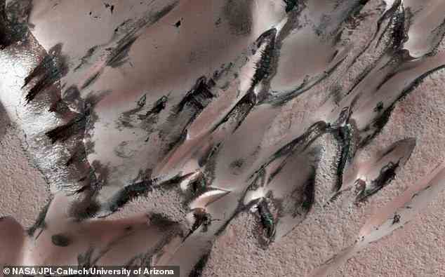 HiRISE hat diese „Megadünen“, auch Barchans genannt, eingefangen.  Über den Dünen haben sich im Winter Kohlendioxidfrost und -eis gebildet;  Wenn dieser im Frühjahr zu sublimieren beginnt, kommt der dunklere Dünensand zum Vorschein