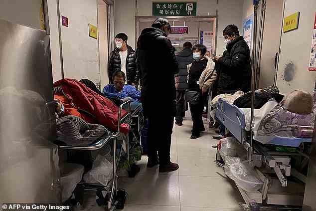 Patienten wurden im Wartezimmer des Tianjin First Center Hospital auf Bahren gesehen, während sich Mediziner mit einem neuen Anstieg der Fälle befassten