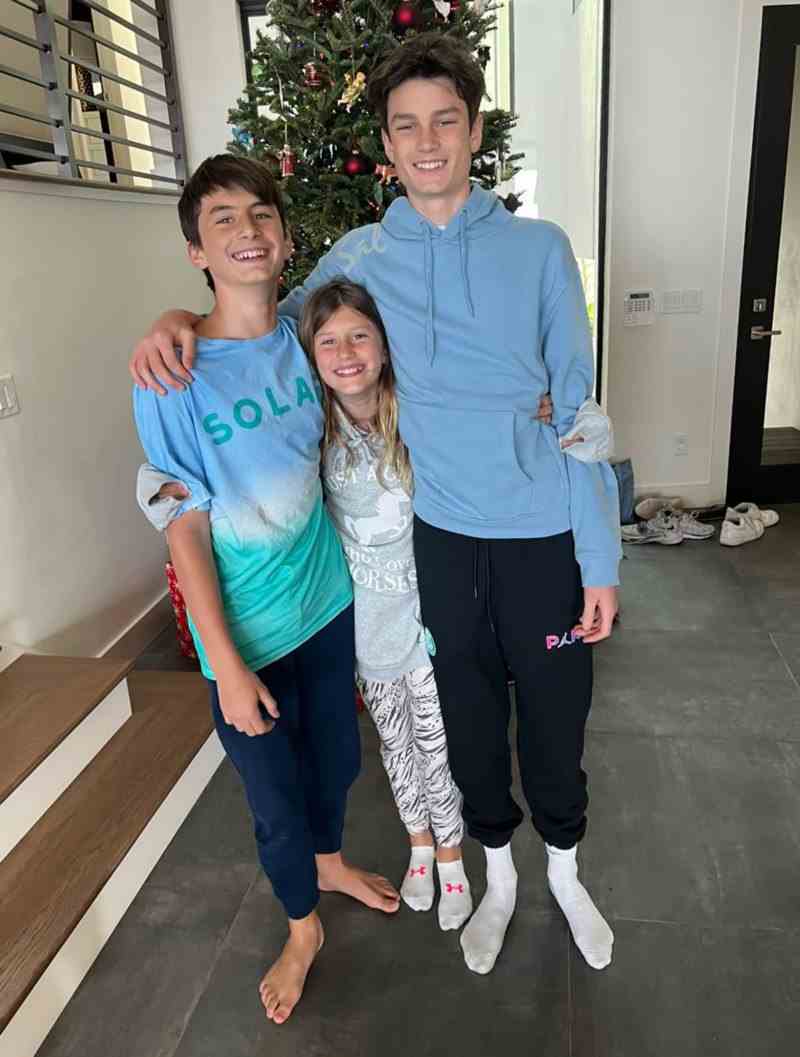 Tom Brady hat eine verspätete Feiertagsfeier mit seinen Kindern nach Gisele Bündchens Weihnachtsreise in den blauen Hoodie von Brasilien