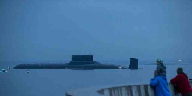 Das Atom-U-Boot TK-208 Dmitry Donskoy der russischen Marine wird für die Parade zum Tag der Marine in Kronshtadt, einem Vorort von St. Petersburg, vorbereitet. 