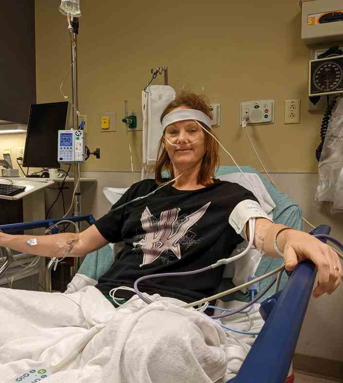 Schwester Jamie Waddell wurde fast drei Wochen lang wegen einer Herzerkrankung aufgrund einer COVID-19-Infektion ins Krankenhaus eingeliefert, von der sie glaubte, sie hätte sich Wochen zuvor erholt.  (Mit freundlicher Genehmigung von Jamie Waddell)