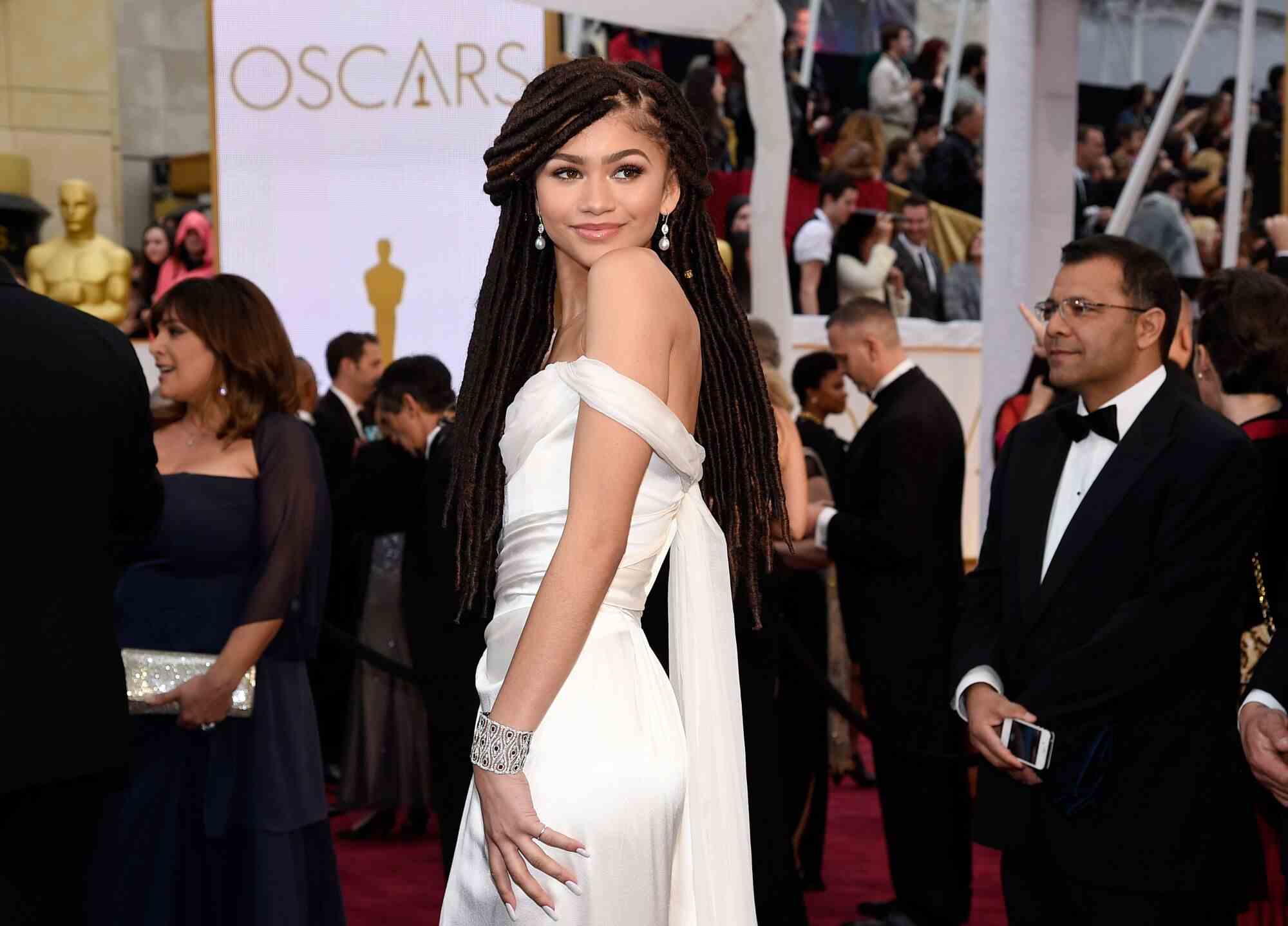 Eine Frau zeigt ihr weißes Kleid auf dem roten Teppich bei den 87. Academy Awards in Hollywood im Jahr 2015.
