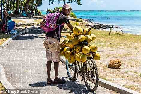 Ein Kokosnussverkäufer an der Blue Bay, einem der „herrlichen“ Strände des Südens