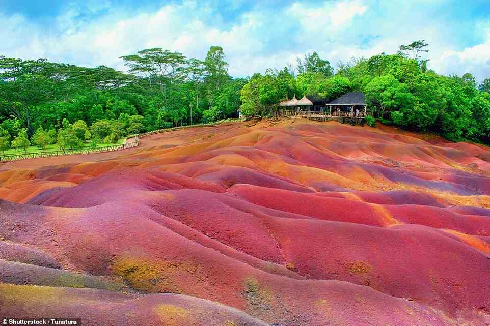 Der Chamarel Seven Coloured Earth Geopark (oben), wo spektakulärer Vulkansand „in Dünen mit faszinierendem Schillern aufsteigt und abfällt“.