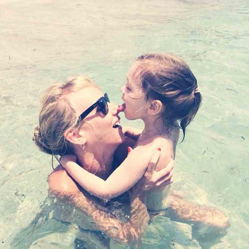 Die besten Momente von Kimberly Stewart und Benicio del Toro mit Tochter Delilah