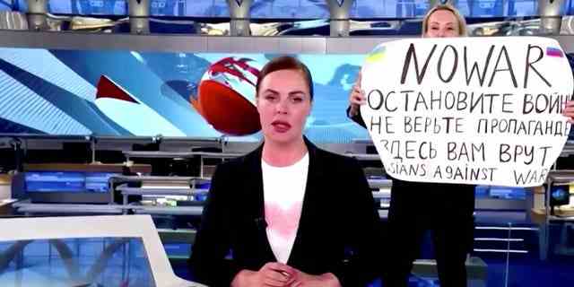 Marina Ovsyannikova unterbricht eine Live-Nachrichtensendung im russischen Staatsfernsehen "Kanal Eins" hält ein Schild hoch, auf dem steht "KEIN KRIEG.  Stoppe den Krieg.  Glauben Sie der Propaganda nicht.  Sie lügen dich hier an." an einem unbekannten Ort in Russland, 14. März 2022, in diesem Standbild, das aus einem Video-Upload stammt.