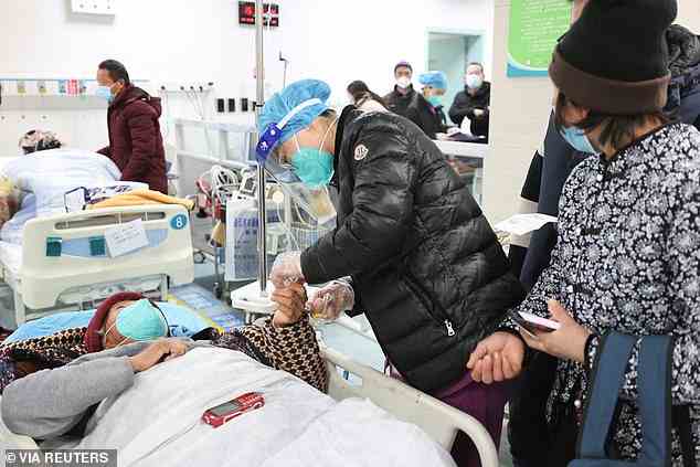 Ein medizinischer Mitarbeiter kümmert sich am 28. Dezember inmitten des Covid-Ausbruchs um einen Patienten in der Notaufnahme des Volkskrankenhauses des Bezirks Ganyu in Lianyungang im Nordosten Chinas