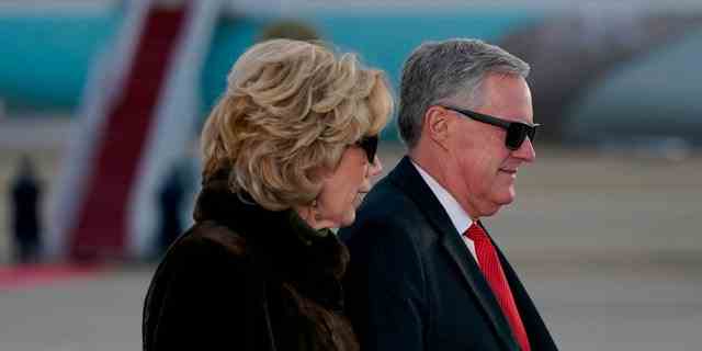 Mark Meadows, ehemaliger Stabschef des Weißen Hauses, und seine Frau Debbie Meadows am 20. Januar 2021 auf der Joint Base Andrews in Maryland. 