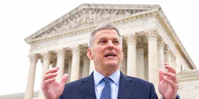 DATEI – Der Generalstaatsanwalt von North Carolina, Josh Stein, spricht am 7. Dezember 2022 vor dem Obersten Gerichtshof in Washington. 