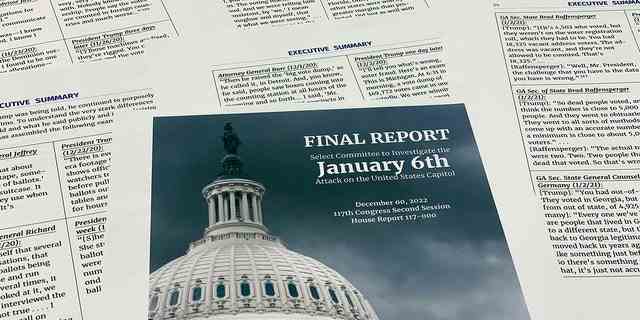 Der vom Repräsentantenhaus veröffentlichte Abschlussbericht zur Untersuchung des Angriffs vom 6. Januar auf das US-Kapitol wurde am 22. Dezember 2022 fotografiert.