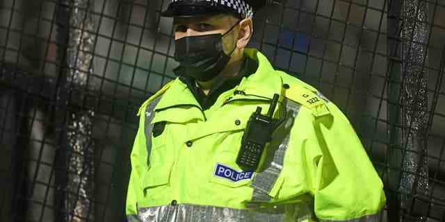 Die Polizei arbeitet als Sicherheit während eines Cinch-Meisterschaftsspiels zwischen Ayr United und Kilmarnock im Somerset Park am 11. März 2022 in Ayr, Schottland. 