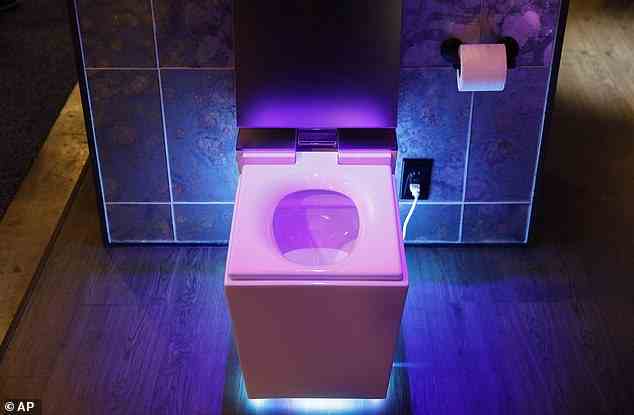 Die intelligente Toilette Kohler Numi 2.0 verfügt über einen luxuriösen beheizten Sitz, eine automatische Spülung und sogar über eine integrierte Alexa