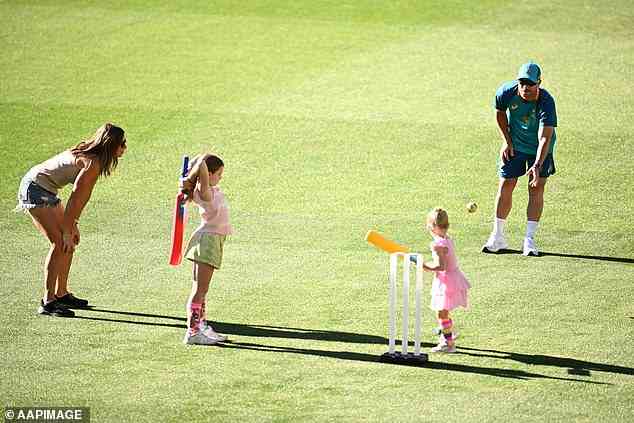 David und Candice feierten den großen Tag, indem sie am Sonntag mit zwei ihrer Töchter mitten im MCG Cricket spielten