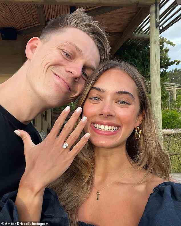 Caspar Lee ist verlobt!  Der YouTube-Star hat verraten, dass er „nicht glücklicher sein könnte“, nachdem er seiner Freundin Ambar Driscoll während einer Heimreise nach Südafrika einen Heiratsantrag gemacht hatte