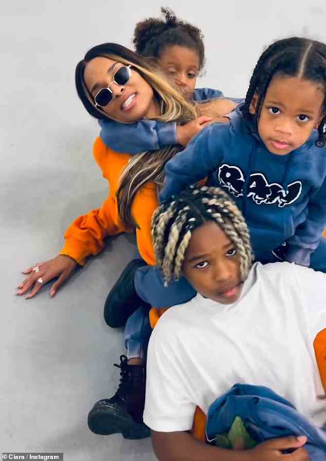 Zeit mit der Familie: Ciara, 37, teilte einen Clip auf ihrer Haupt-Instagram-Seite mit ihren drei Kindern, als sie das „Mutterleben“ voll und ganz annahm.