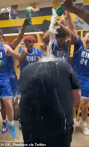 Der Trainer von Eastern Illinois, Marty Simmons, bekommt nach der historischen Überraschung eine spontane Dusche