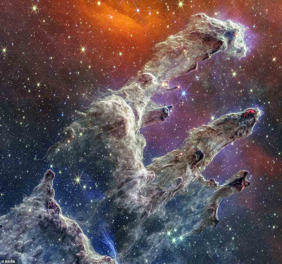 Schön: Vor fast 30 Jahren versetzten die Säulen der Schöpfung die Astronomiewelt in Erstaunen, als sie vom berühmten Hubble-Weltraumteleskop der NASA eingefangen wurden.  Jetzt kann eine neue Generation einen neuen Blick auf die eindringliche Szene genießen, nachdem James Webb, das 10 Milliarden US-Dollar teure Super-Weltraumteleskop der US-Raumfahrtbehörde, dieselben fingerartigen Ranken aus Gas und Staub abgebildet hat (im Bild).