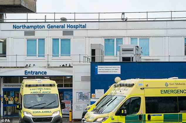 Der NHS Northampton General Hospital Trust und der NHS Kettering General Hospital Trust haben die meisten Besucher verboten und Maskenpflichten in Szenen verhängt, die an die Sperrung von Covid erinnern