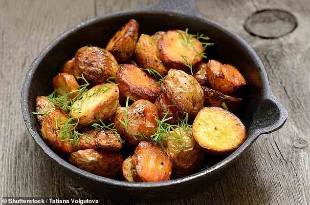 Das Geheimnis der perfekten Bratkartoffeln ist ein zerdrückter Hühnerbrühwürfel, hat ein Koch behauptet