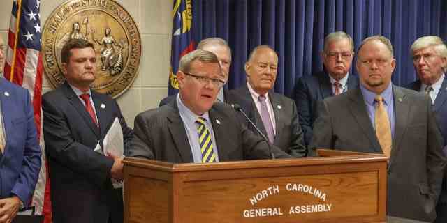 Der Sprecher des Repräsentantenhauses von North Carolina, Timothy Moore, hält eine Rede neben Mitgliedern der Generalversammlung. 