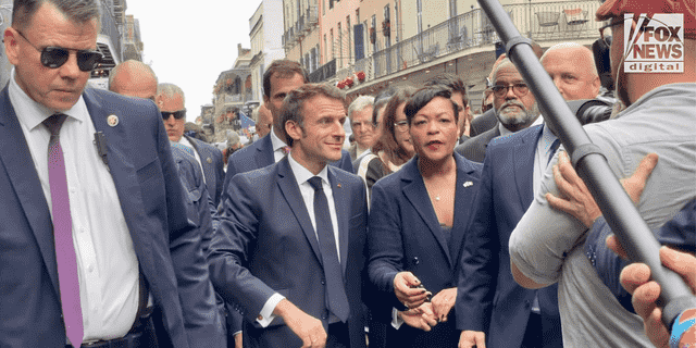 Der französische Präsident Emmanuel Macron mit dem umstrittenen Bürgermeister von New Orleans, LaToya Cantrell, im French Quarter während einer Diplomatenreise im Dezember 2022.