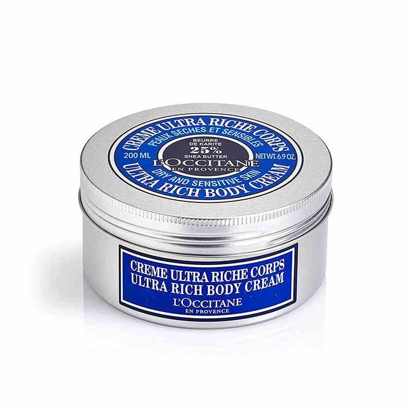 L'Occitane Shea Butter Ultra Rich Body Cream Silber und blaues Glas auf weißem Hintergrund