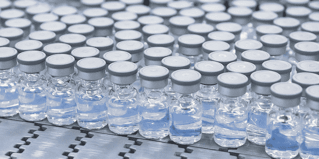Dieses von Pfizer bereitgestellte Foto vom August 2022 zeigt Fläschchen des aktualisierten COVID-19-Impfstoffs des Unternehmens während der Produktion in Kalamazoo, Michigan