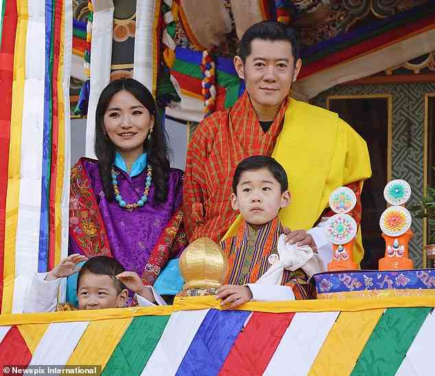 Kronprinz Jigme (sechs) und Prinz Ugyen (zwei) nahmen heute an den Feierlichkeiten mit König Jigme Khesar Wangchuk und Königin Pema in Thimphu teil