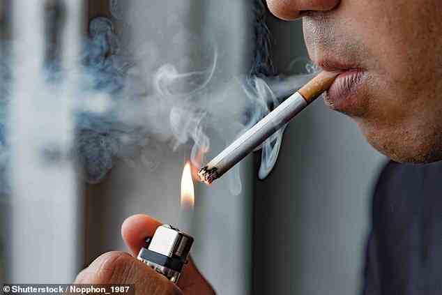 Die Regierung hinkt ihrem Ziel, England bis 2030 rauchfrei zu machen, fast ein Jahrzehnt hinterher, warnt ein vernichtender Bericht