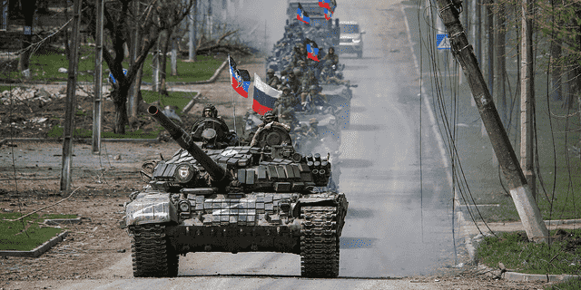 Ein Konvoi prorussischer Truppen bewegt sich am Donnerstag, den 21. April entlang einer Straße in Mariupol, Ukraine.