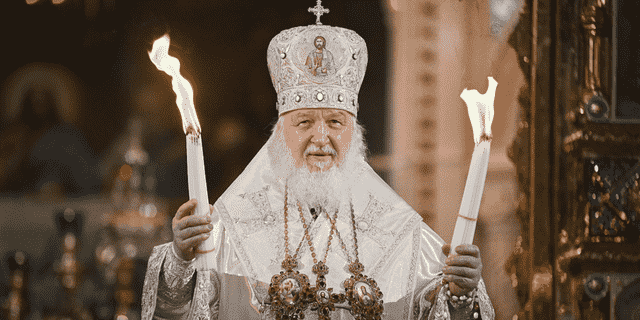 Der Patriarch Kirill der russisch-orthodoxen Kirche hält am Samstag, den 23. April, den Ostergottesdienst in der Christ-Erlöser-Kathedrale in Moskau.