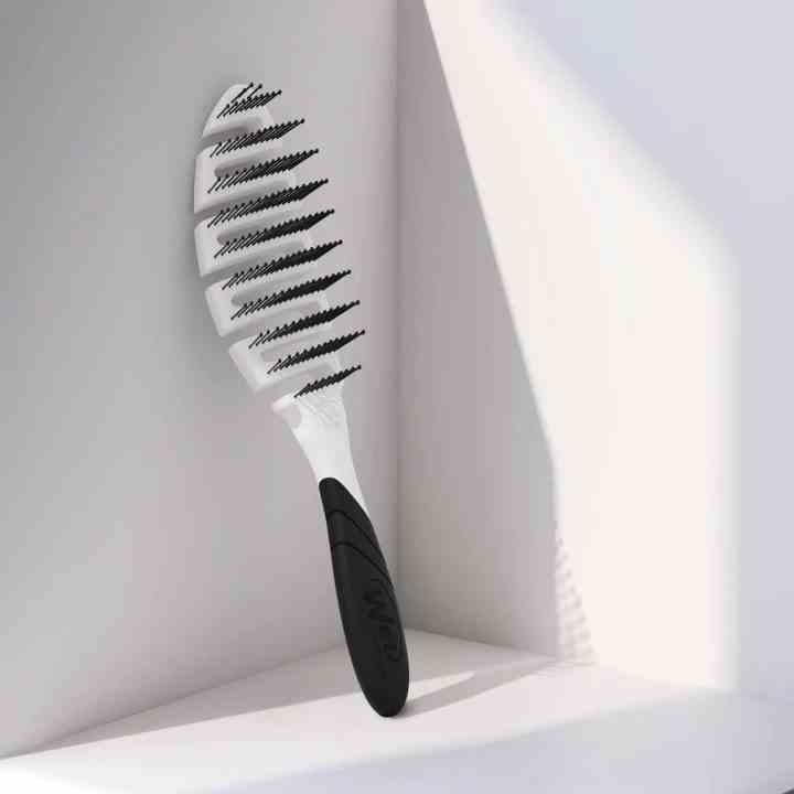 LolaVie x Wet Brush Pro Flex Trockene weiße und schwarze Bürste im Reinraum