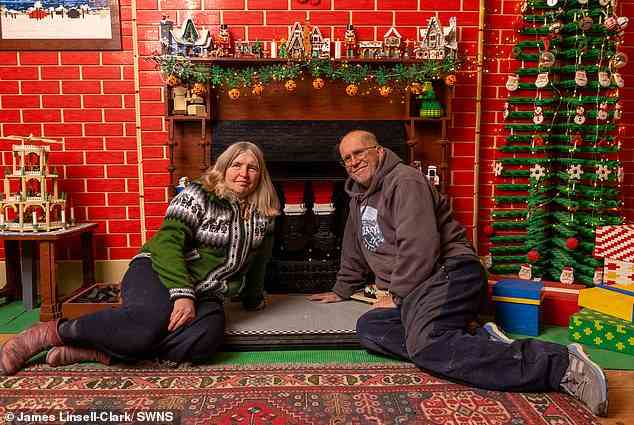 Mike Addis, 64, und seine Frau Catherine Weightman, 59, aus Huntingdon, Cambridgeshire, haben ein bisschen festliche Stimmung geschaffen, indem sie eine ganze Wand, einen Kamin und einen Baum aus Lego gebaut haben