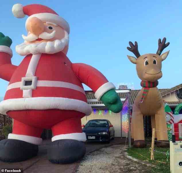 Eine Mutter aus Victoria hat ihre Familie und Nachbarn schockiert, indem sie zwei riesige aufblasbare Weihnachtsdekorationen aufstellte