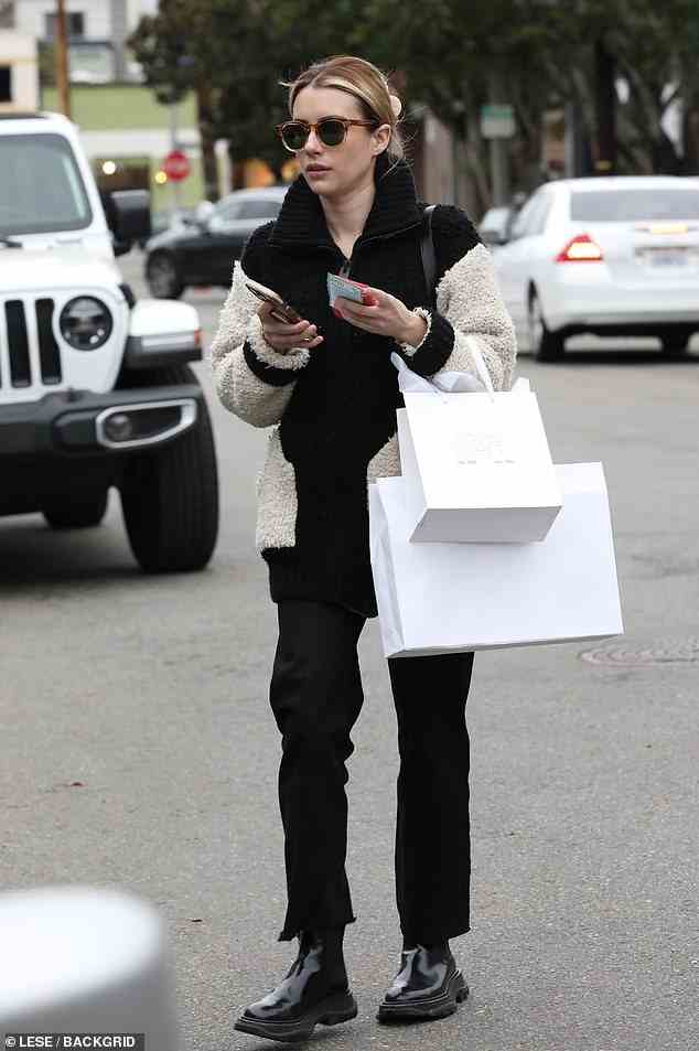 Weihnachtseinkäufe: Emma Roberts genoss am Freitag einige Weihnachtseinkäufe rund um den Melrose Place in Los Angeles