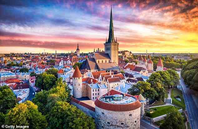 Märchenstadt: Die antiken Türme der Innenstadt von Tallinn.  Dort entdeckt Thomas die Arbeit des „Esten Banksy“