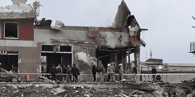 Rettungskräfte beseitigen Trümmer, nachdem ein Luftangriff am Montag ein Reifengeschäft in der westlichen Stadt Lemberg in der Ukraine getroffen hatte.