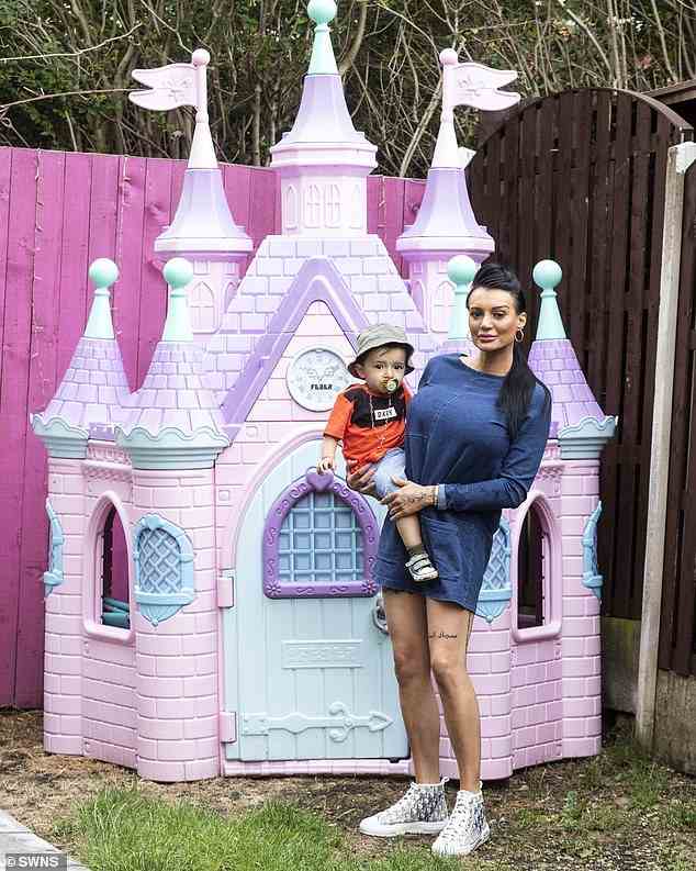 Kasey Akram, 33, hat bekannt gegeben, dass sie ihrem Kleinkind Jareem dieses Jahr Weihnachtsgeschenke im Wert von 2.500 £ kaufen wird (beide im Bild).